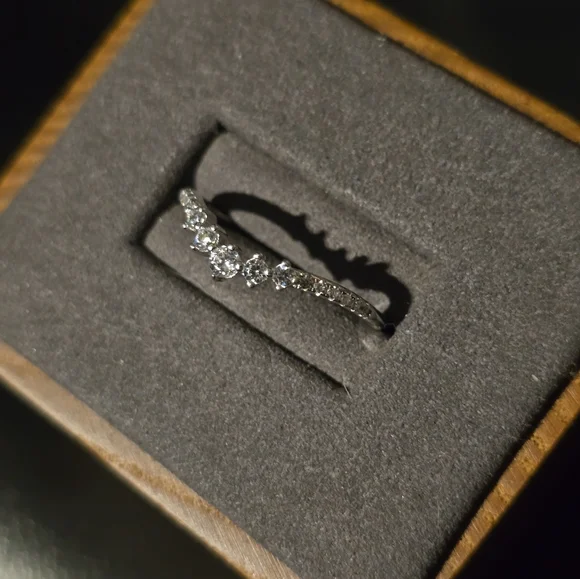 Beautiful Diamond Ring - Picture 2 of 5
